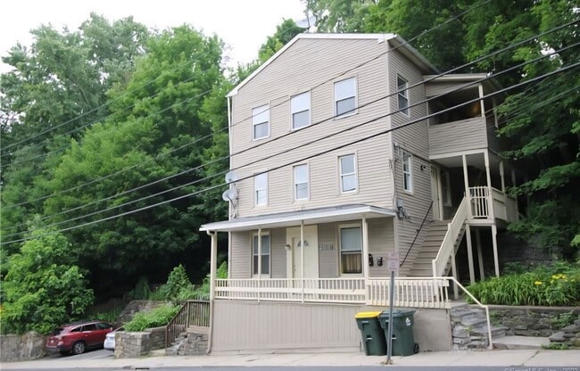 Building Photo - Three bedroom in Seymour- with reserved parking space Unit 7
