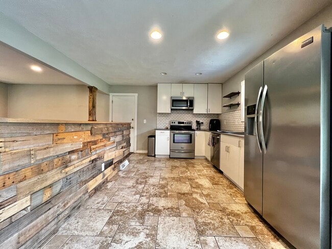Photo - Beautifully Remodeled 5 Bed 2 Bath House i...