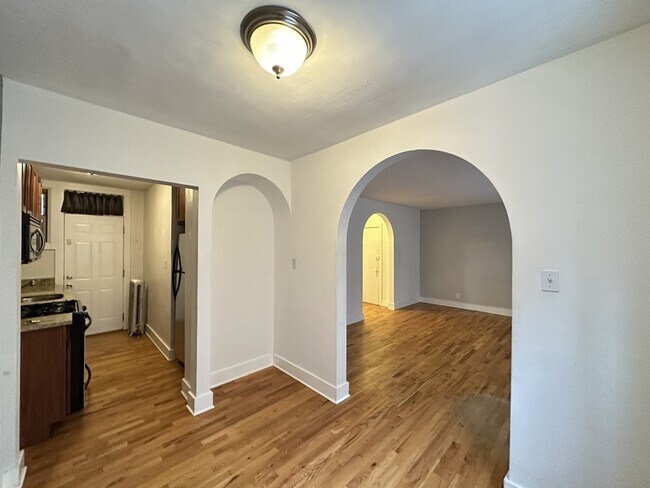 Building Photo - 521 W Surf St Unit J09P