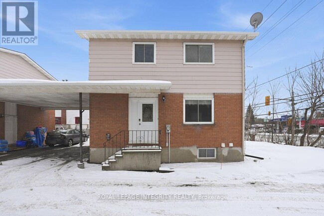 Photo - 2035 St. Laurent Blvd