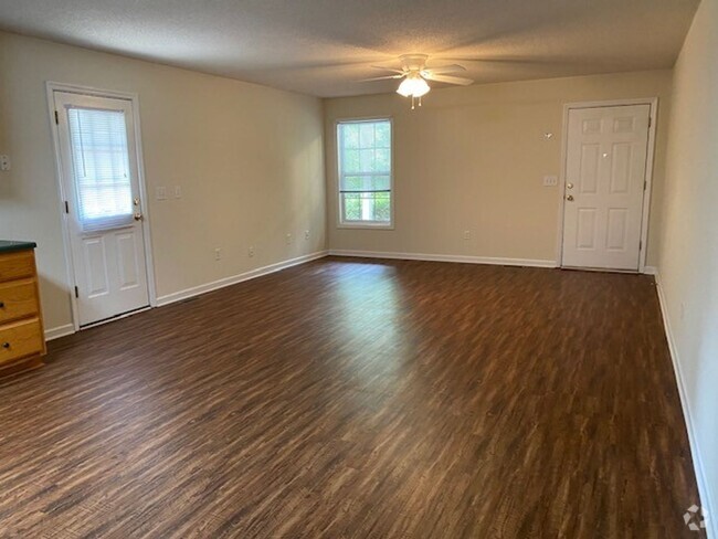 Building Photo - 2 Bedroom/ 2 Bathroom Duplex in Watkinsville Rental