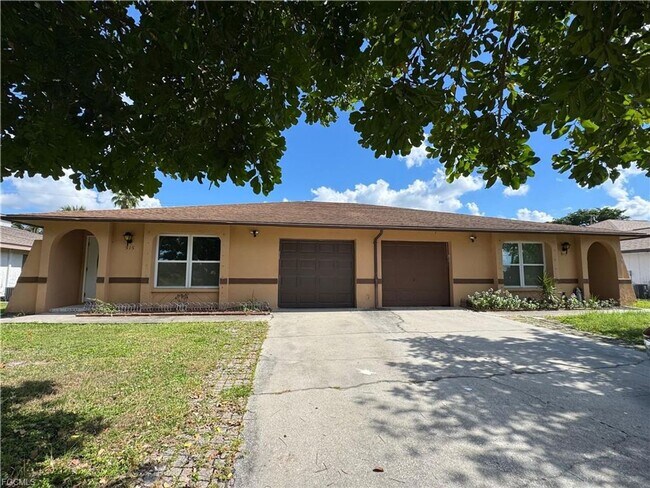 Building Photo - Spacious duplex 3-bedroom, 2-bathroom loca...