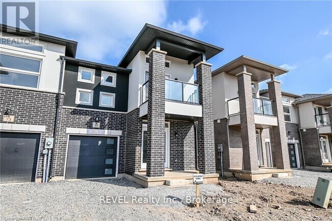 Photo - 77 Renfrew Trl