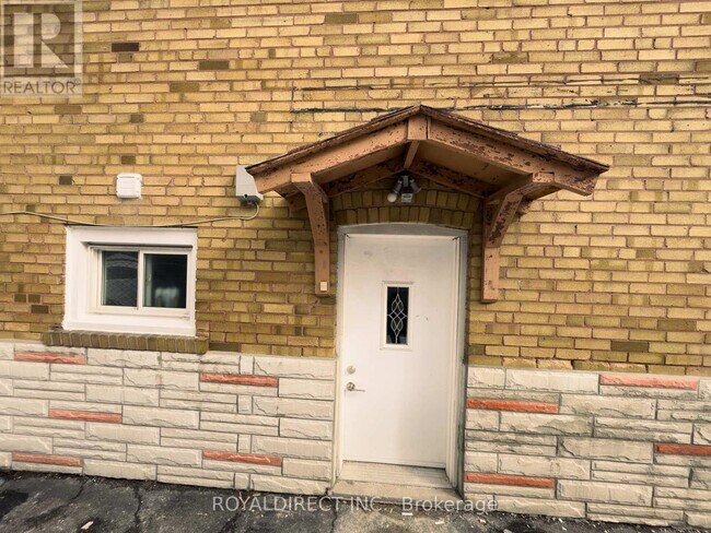 Photo - 3261 Lawrence Ave E