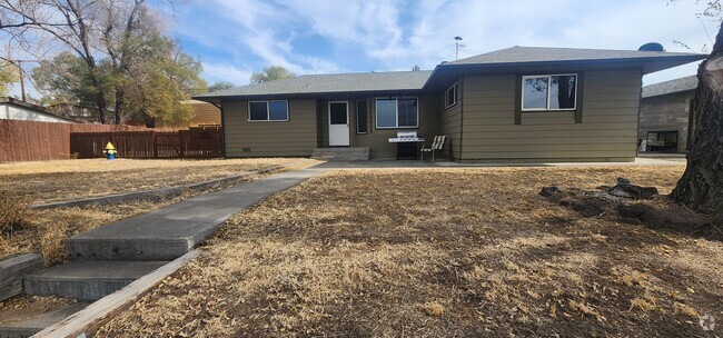 Building Photo - Furnished Home with Mountain View