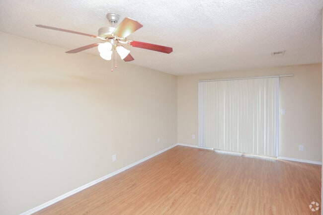 2BR, 1.5BA - 989SF