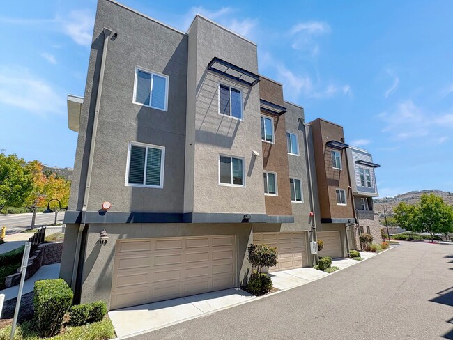 Building Photo - Spacious San Elijo Hills Home with 2-car G...