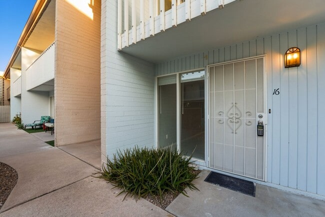 Building Photo - Well-maintained 2-bedroom, 1.5-bath townhome in the heart of Central Phoenix!