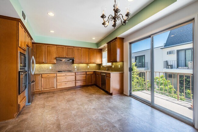 Photo - 10996 Wellworth Ave Unit 4