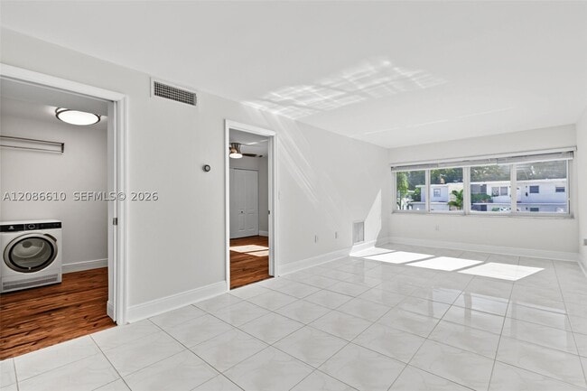 Building Photo - 2690 SW 22nd St Unit 206
