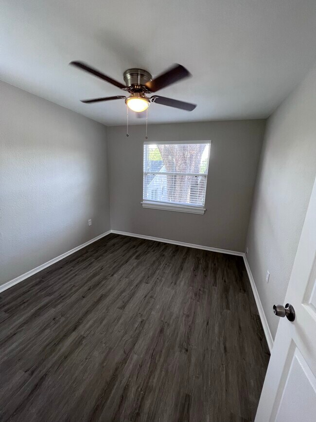 Photo - 1030 Delaney Ave Unit B