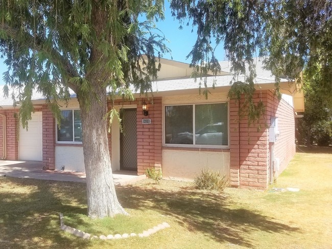 Building Photo - 9609 W Cinnabar Ave