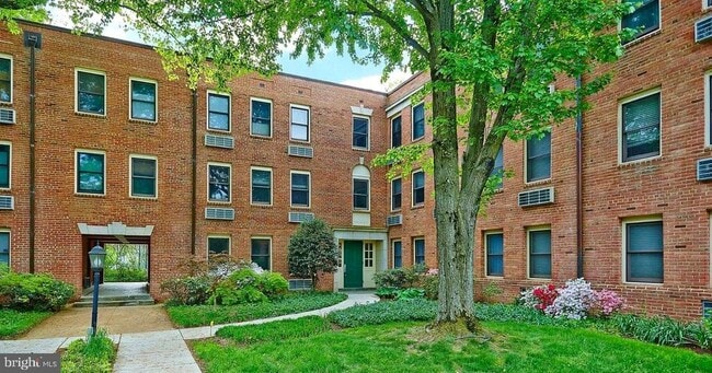 Building Photo - 4822 Chevy Chase Dr Unit 302 Rental