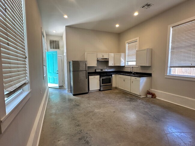 Chic 1BR with High Ceilings, In-Unit Laundry, and Courtyard—Near Mid-City Favorites