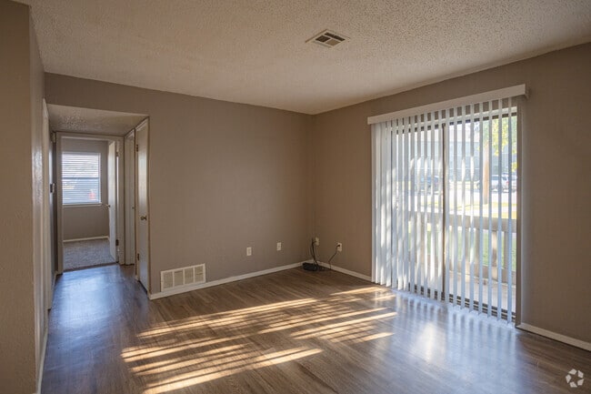 2BR, 1BA - 750SF