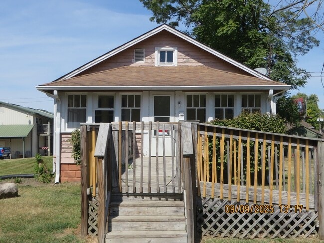 Building Photo - 430 E 9th St