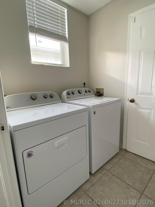 Photo - 880 NW Waterlily Pl