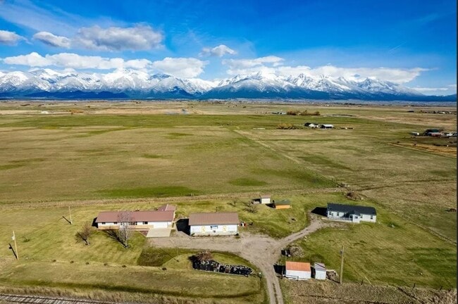 Building Photo - Large House with beautiful landscaping and mission mountain views