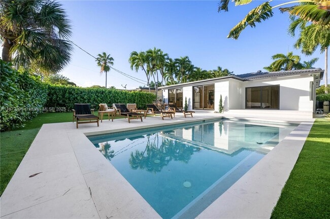 Photo - 900 W 47th Ct