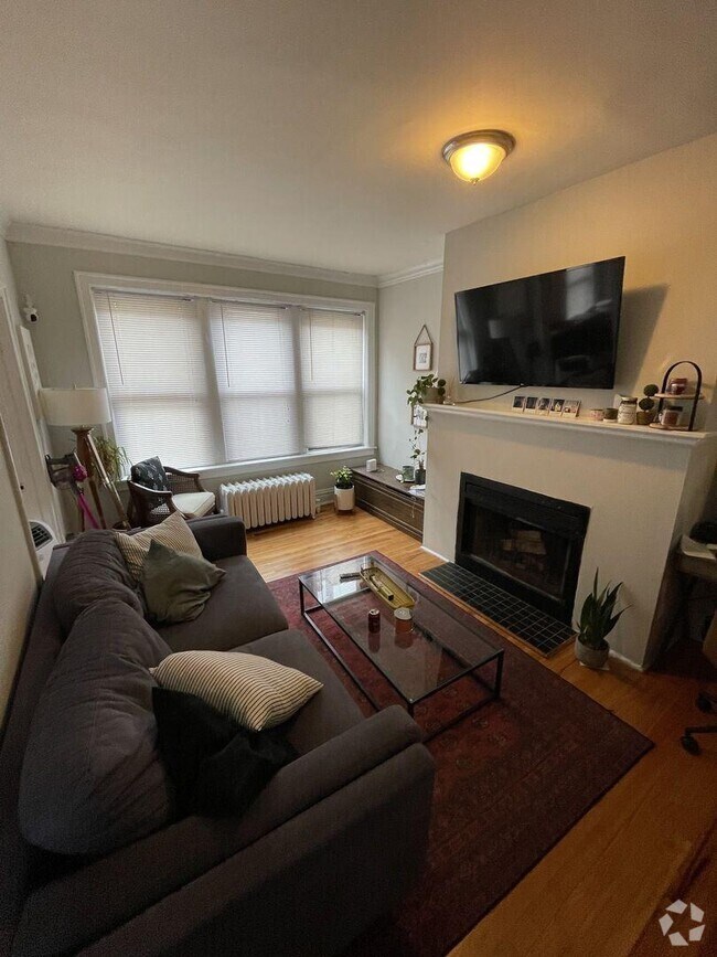 Building Photo - 1 bedroom in Chicago IL 60657 Unit C2 Rental