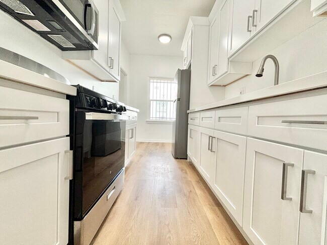 Building Photo - 1812 W 36th St Rental