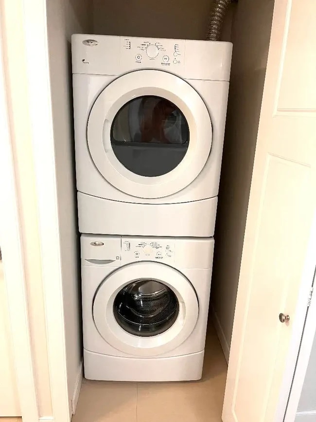 3385 Watkins Av Unit Furnished 2 Bedroom Basement Suite