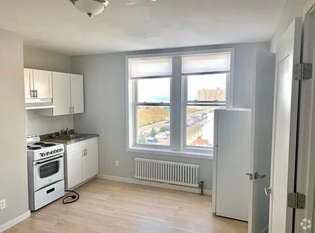 Building Photo - 237 E Broadway Unit 4M Rental
