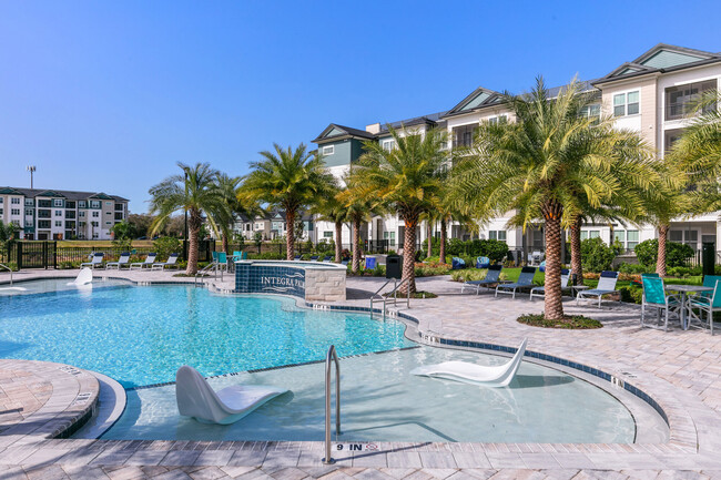 Piscina con estilo de centro turístico - Integra Palms Apartamentos