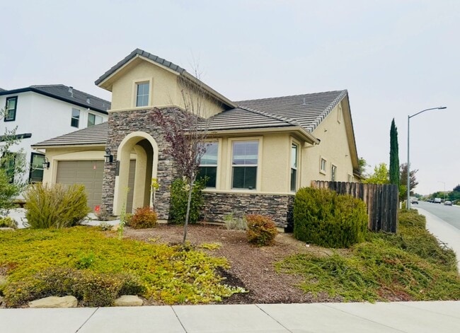 Building Photo - Beautifully designed home with a Pool! Mov...