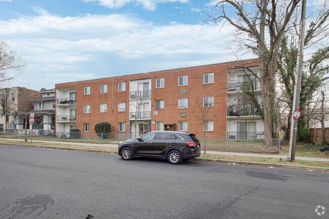 Front - 1721 T St SE