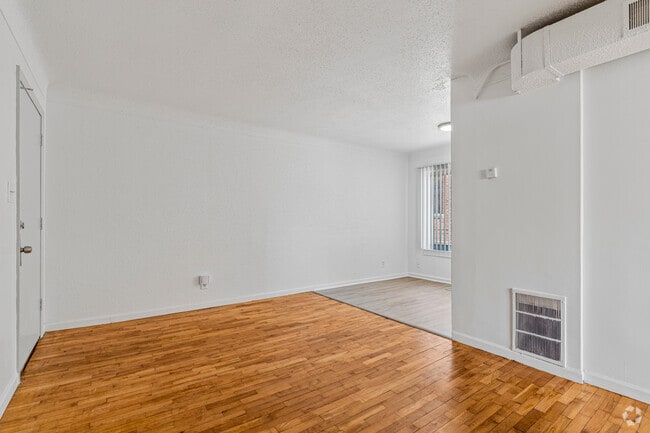 1BR, 1BA - 550SF - Living Room