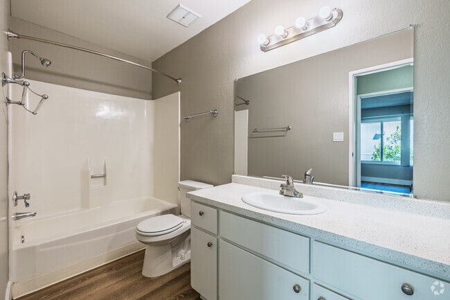 1BR, 1BA - 712SF - Bathroom