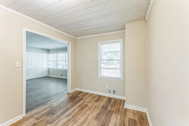 Photo - 195 Polar Rock Rd SW