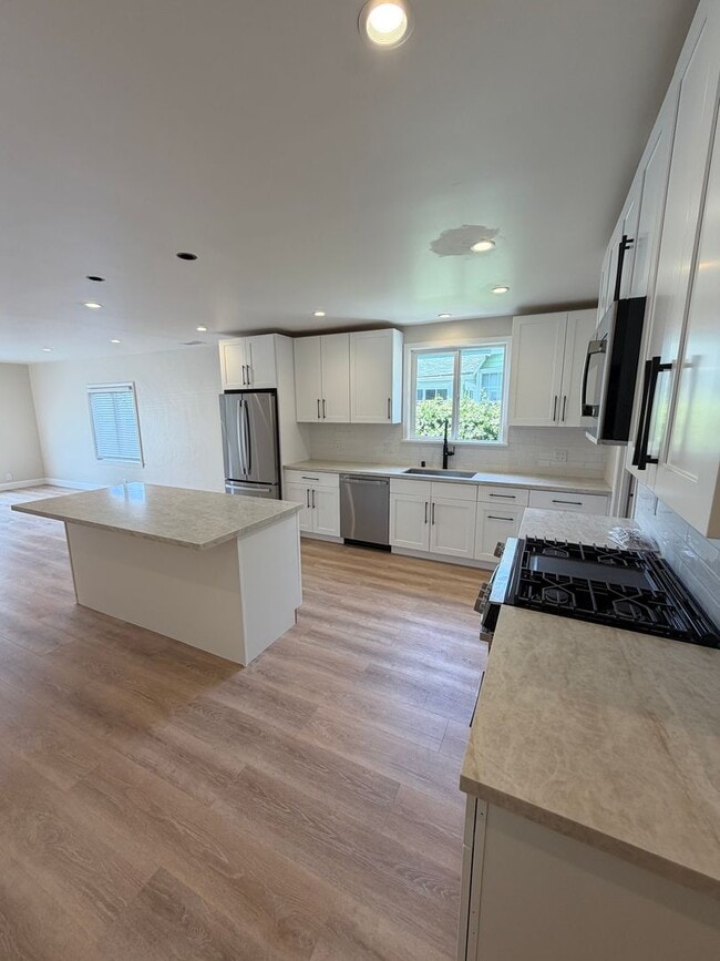 Photo - 506-510 N Claremont Unit 508