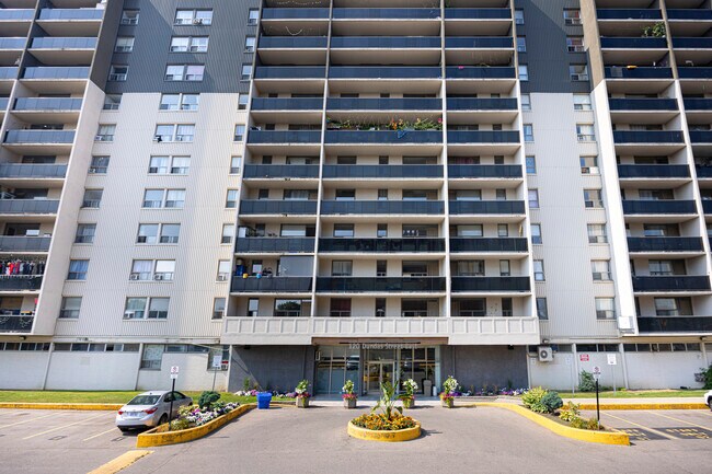 Photo - 120 Dundas St E