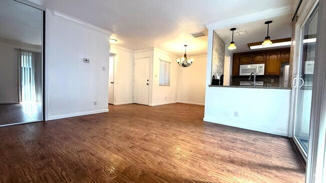 Building Photo - Charming 1 bed 1 bath condo on bottom floor Unit 42
