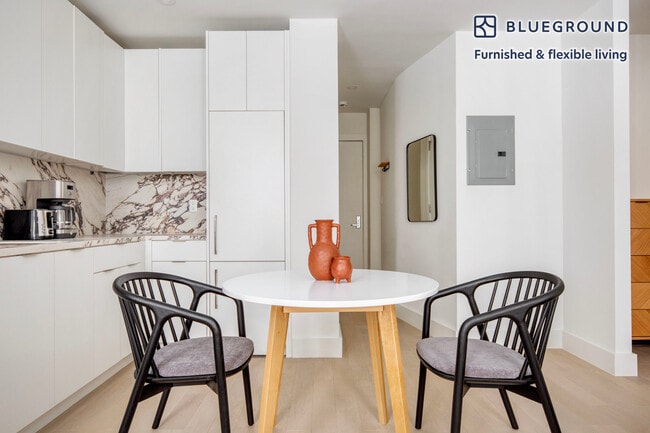 Photo - 300 W 21st St Unidad FL2-ID1448