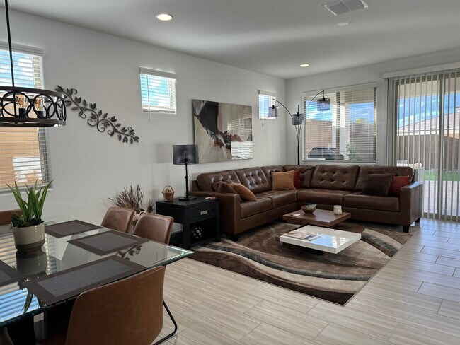 Vista de la sala de estar desde el comedor. - 9052 W Georgia Ave