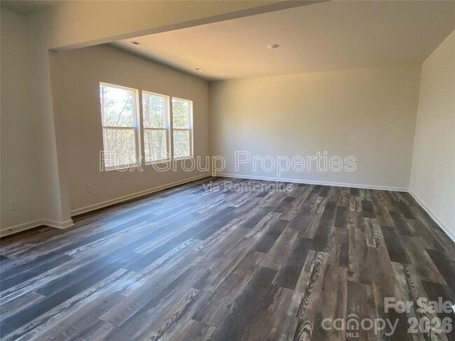 Photo - 1662 Nicholas Way