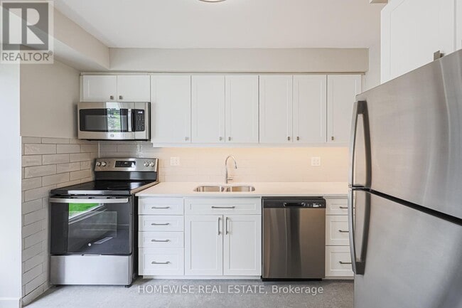 Photo - 560 Waverly St N