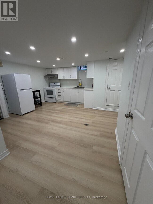 Photo - 21A Lambton Ave