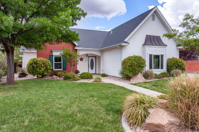 Building Photo - Pet-friendly home in downtown Hurricane