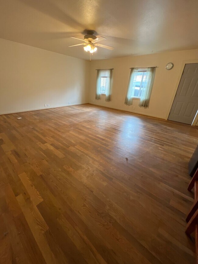 Photo - Mid-town Studio Apartment, Access to Laund...