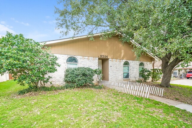 Photo - 3214 Greentree Dr