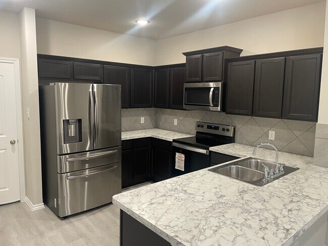 Kitchen - 2209 Greystone Dr