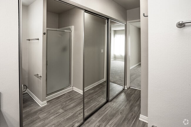 2BR, 1BA - 955SF - Closets