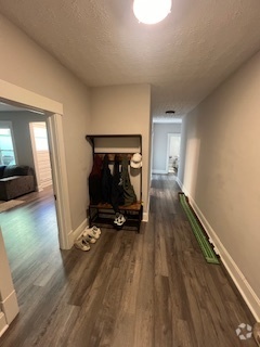Building Photo - 10 1/2 E Main St Unit Apt C
