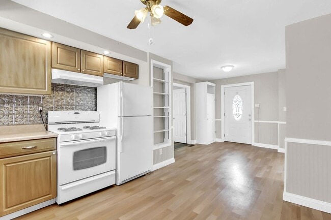 Building Photo - Bright 4 Bedroom, 2.5 Bath Home in Northeastern Schools!