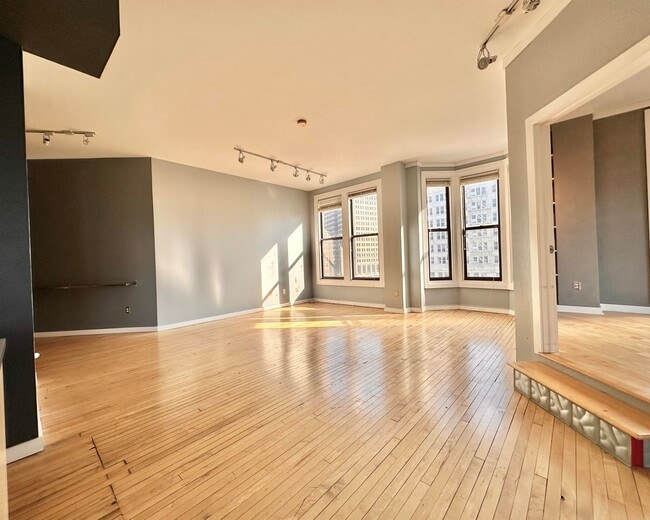 Photo - 108 W Wells St