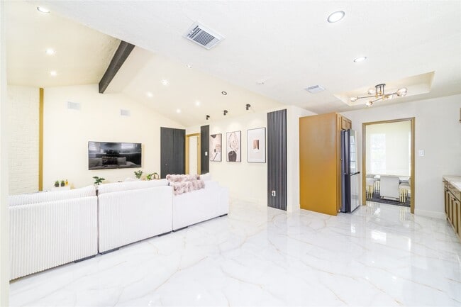 23230 Canyon Lake Dr